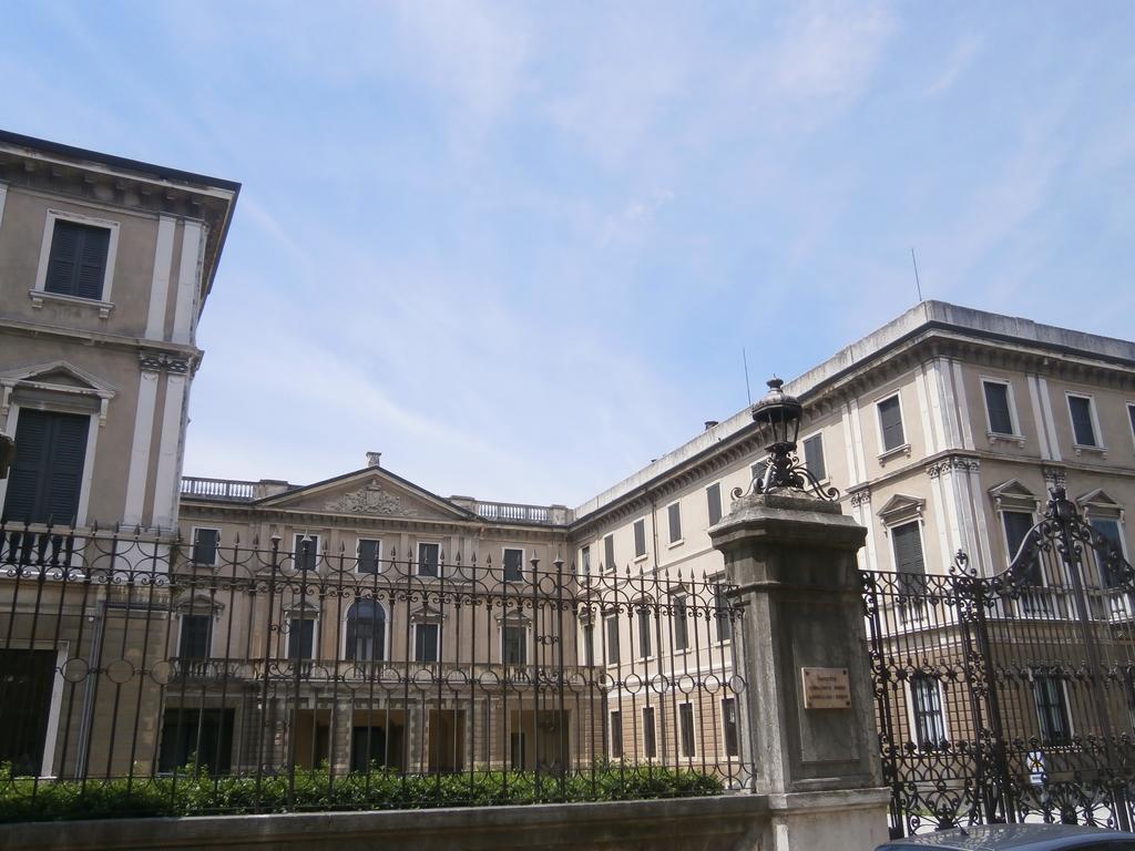 Romeo'S Guest House Verona Exterior photo