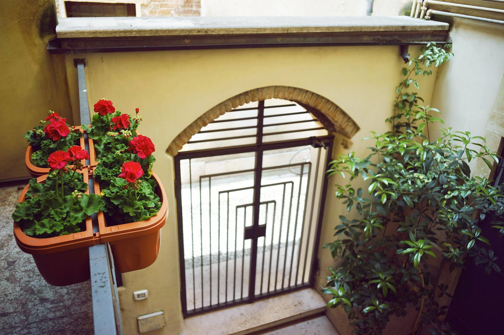 Romeo'S Guest House Verona Exterior photo